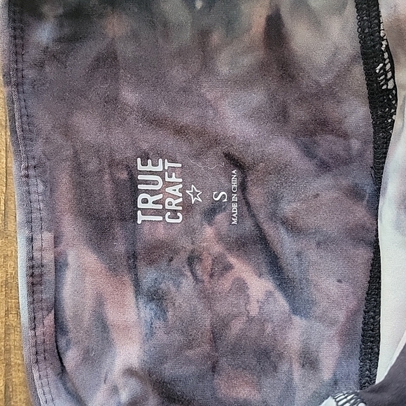 💥TRUE CRAFT sz S athletic short tights w/ pockets Tie dye - Picture 3 of 3